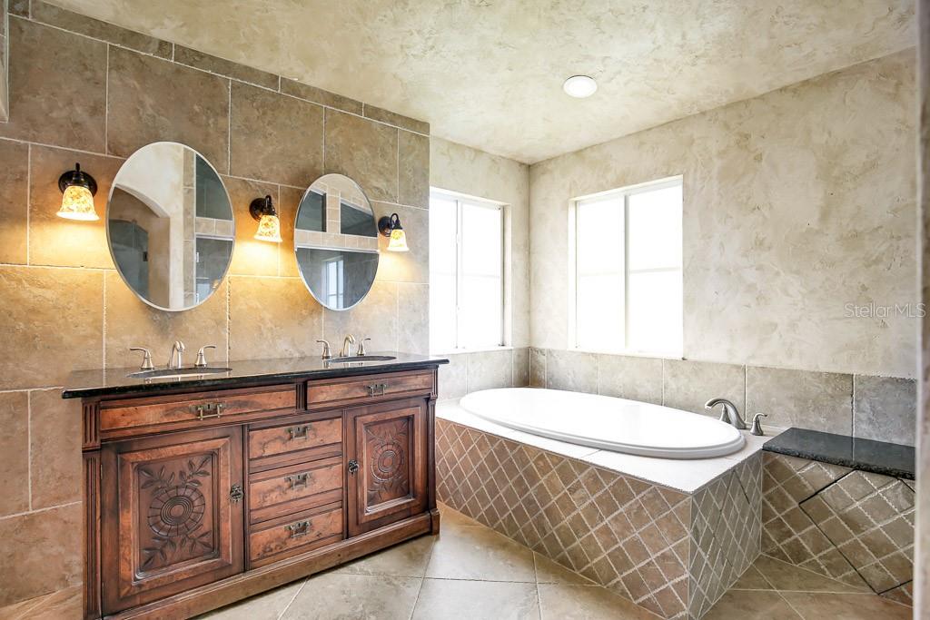 RIVER HILLS COUNTRY CLUB PARCE - Residential Lease