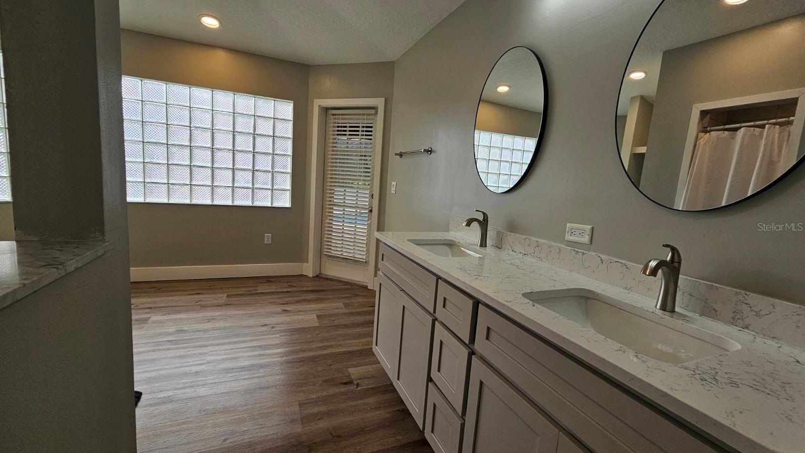 ROLLING OAKS ESTATES - Residential Lease