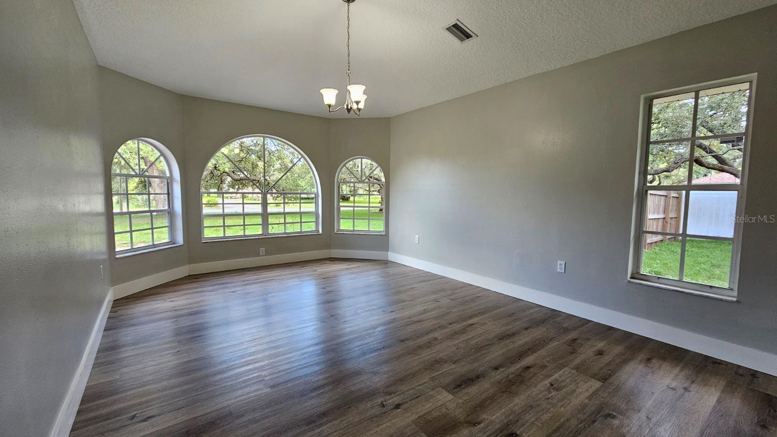 ROLLING OAKS ESTATES - Residential Lease