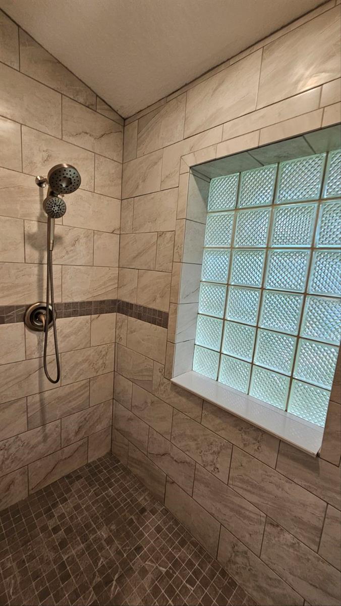 ROLLING OAKS ESTATES - Residential Lease