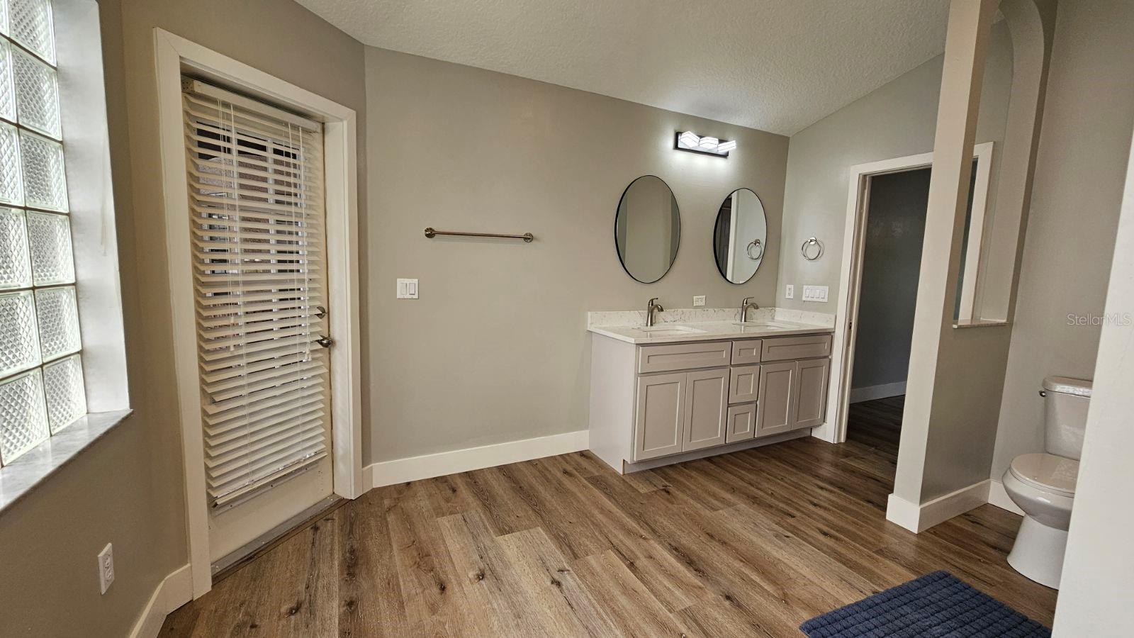 ROLLING OAKS ESTATES - Residential Lease