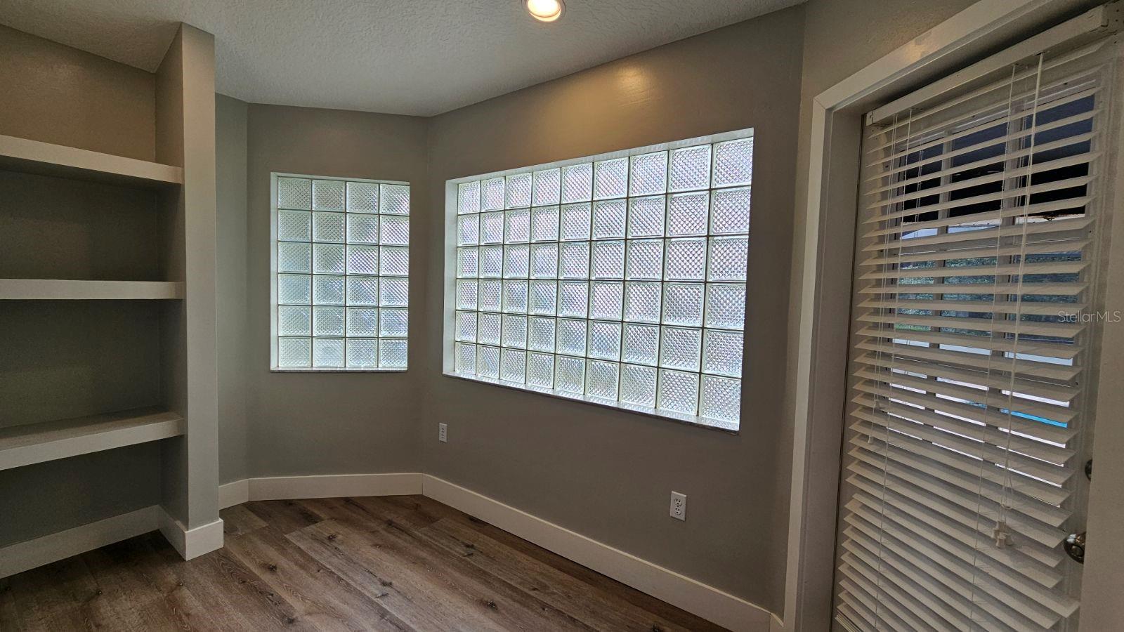 ROLLING OAKS ESTATES - Residential Lease
