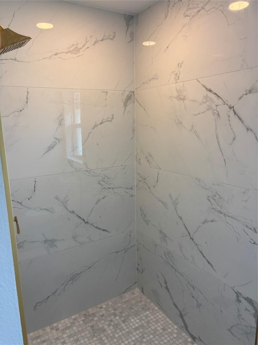 DELTONA LAKES UNIT 05 - Residential Lease