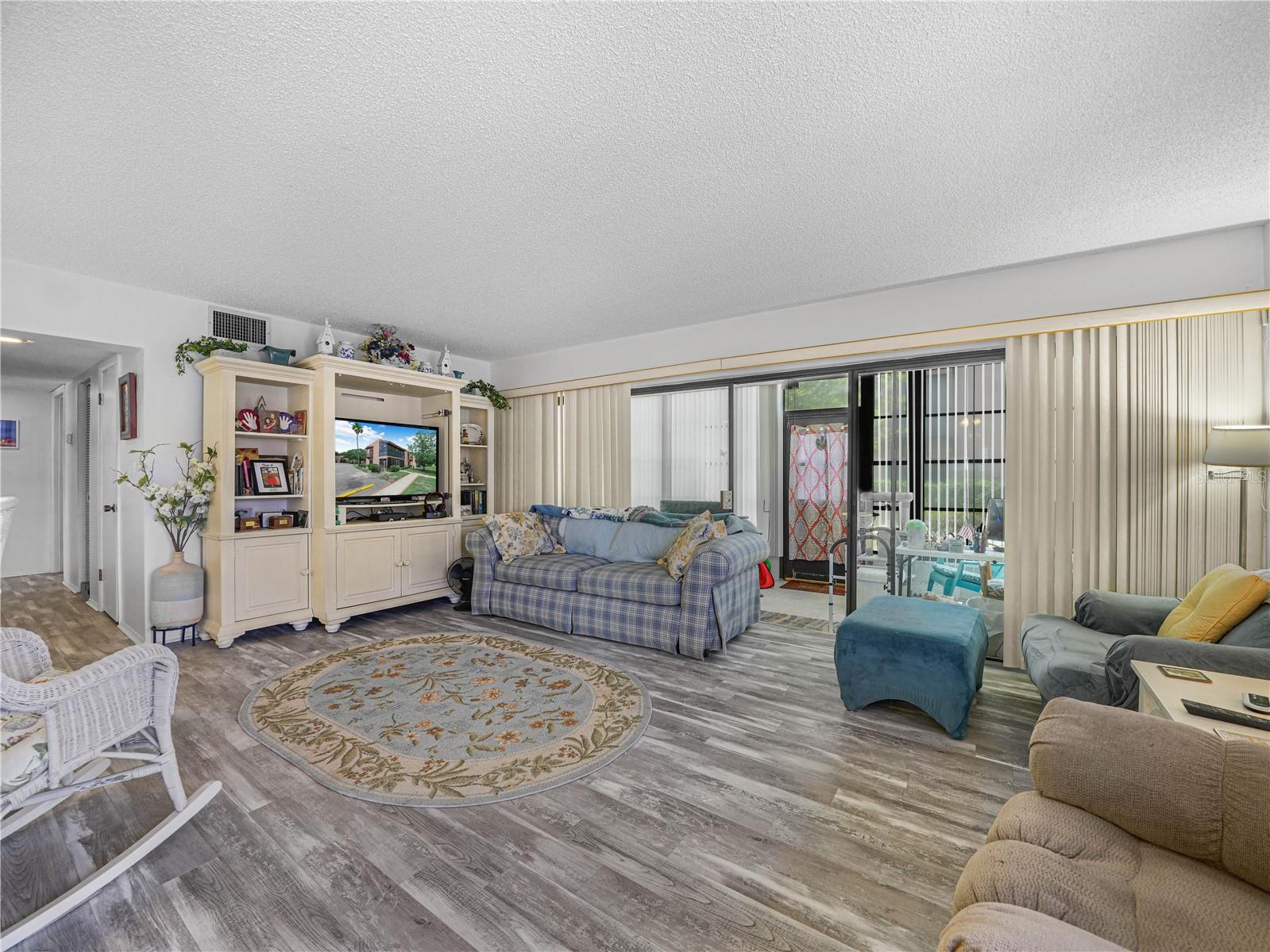 LA CASA CONDO - Residential