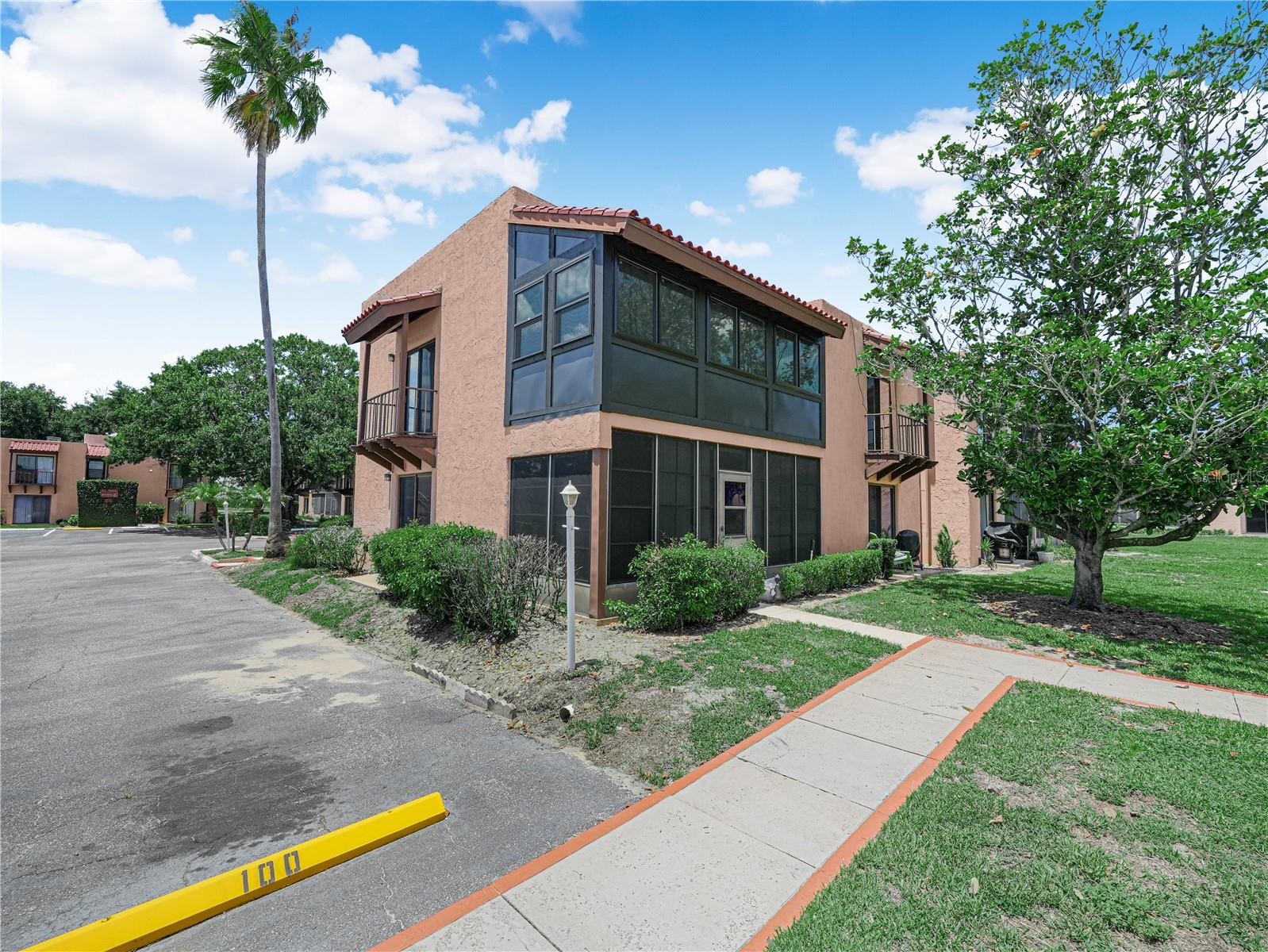 LA CASA CONDO - Residential