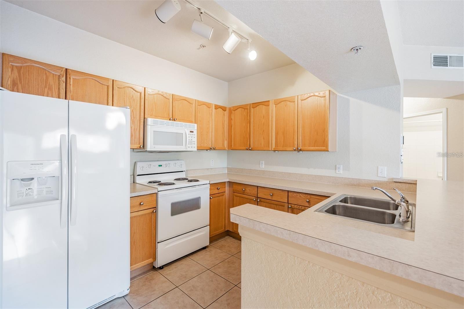 OXFORD PLACE AT TAMPA PALMS A - Residential Lease