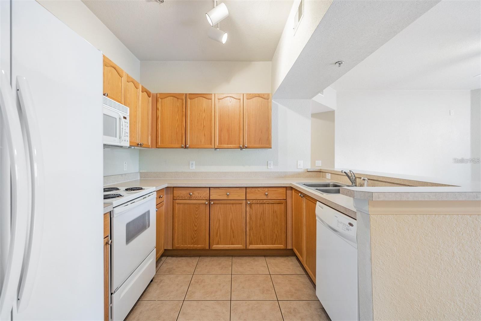 OXFORD PLACE AT TAMPA PALMS A - Residential Lease