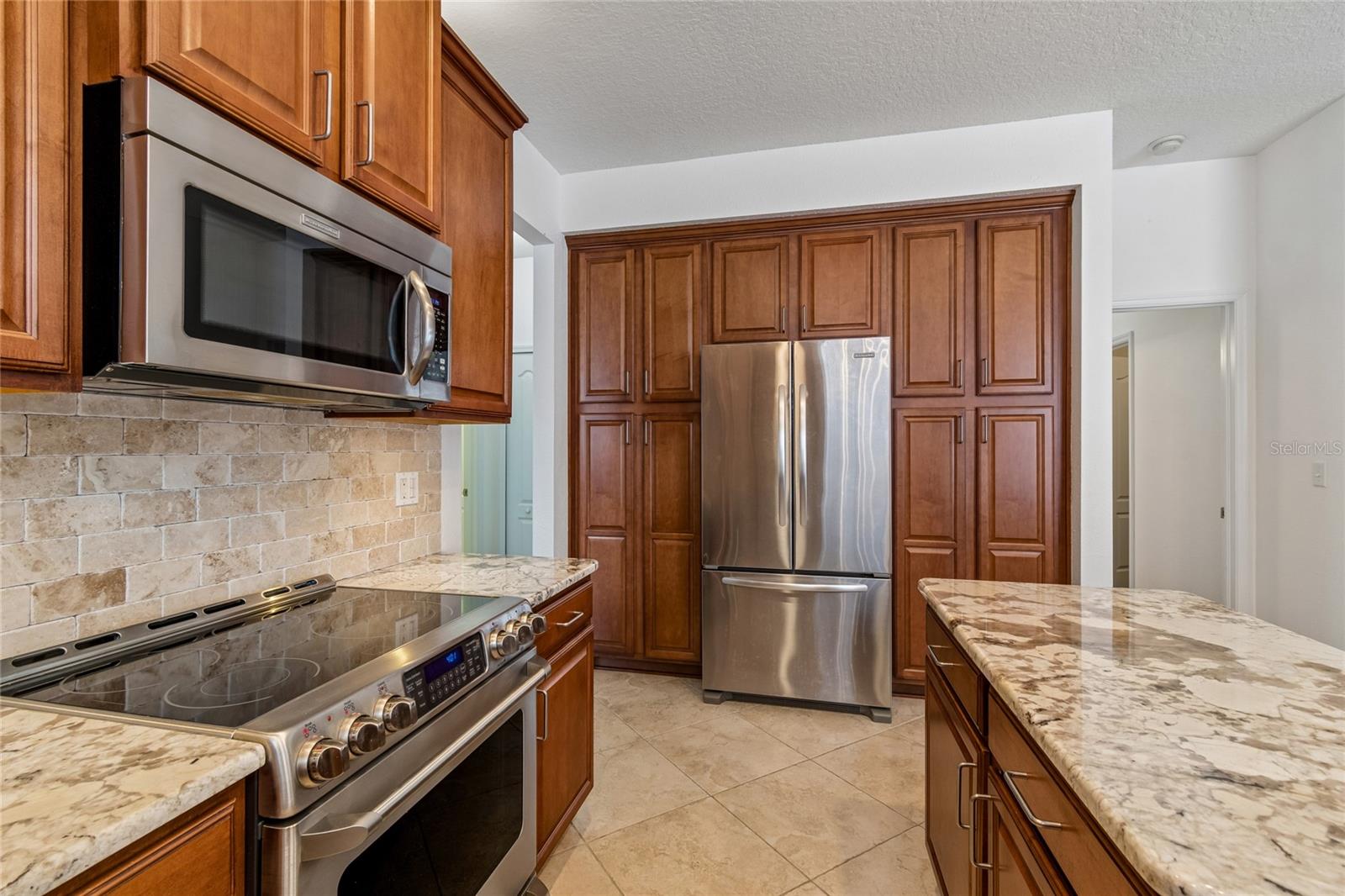 COLONY LAKES - Residential