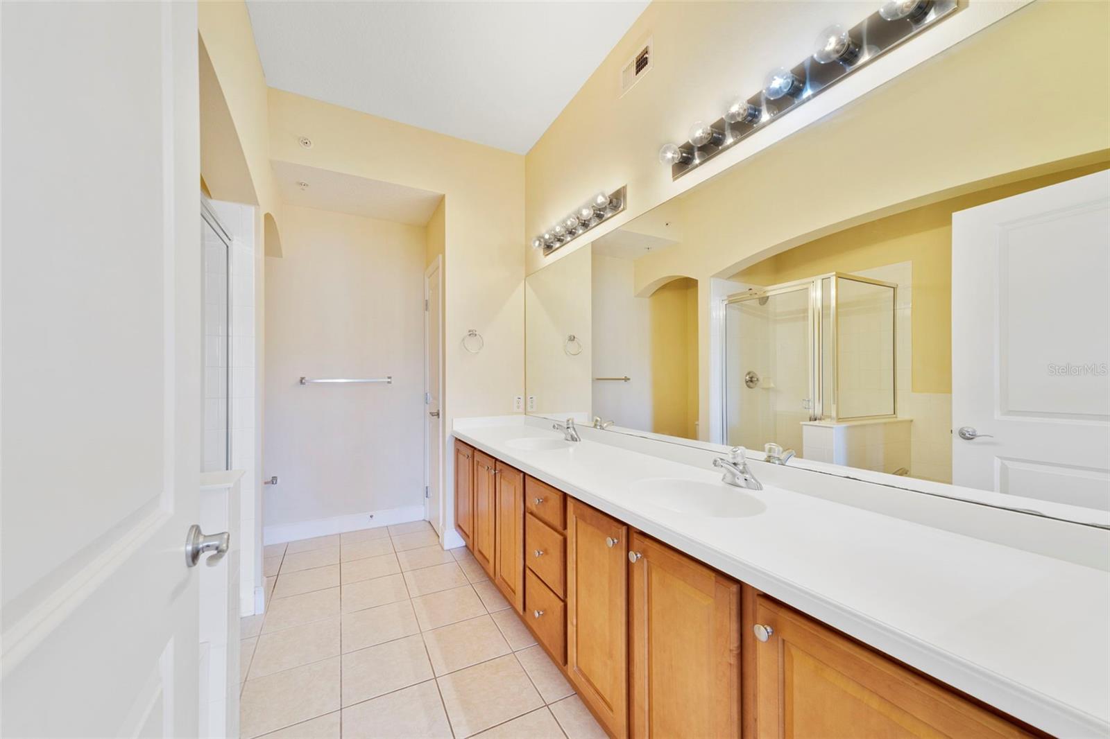 ARTISAN CLUB CONDO PH 2 - Residential