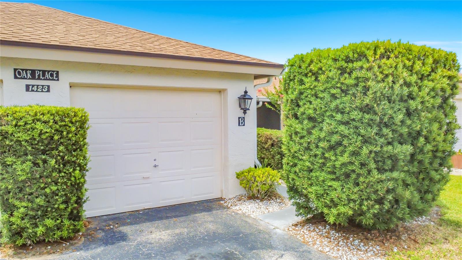 WOW! Affordable 2 Bedroom, 2 Bath Townhome with a 1-Car Garage! Exterior maintenance is included in the HOA, making for easy, low-maintenance living. This home features an open floor plan with high ceilings, a spacious kitchen with an eat-in dining area, and a versatile bonus room that's perfect for a home office, hobby room, or additional living space.
Conveniently located with easy access to Downtown Orlando, Winter Garden, Orlando International Airport, major highways, world-famous theme parks, and countless dining, shopping, and entertainment options. The area continues to grow, with plans for new schools and ongoing development adding to its appeal. Plus, you're only about 20-25 minutes from charming Downtown Mount Dora, known for its waterfront setting, boutique shopping, restaurants, festivals, art shows, and year-round events.
A fantastic opportunity to own an affordable home in a growing and convenient Central Florida location!