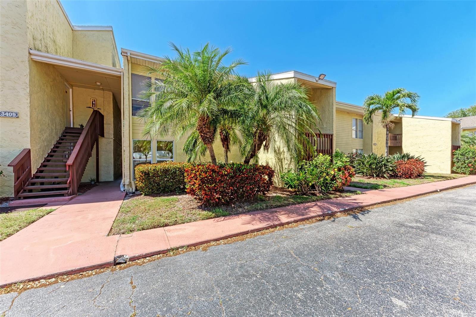 One or more photo(s) has been virtually staged. 2 Bedrooms & 2 FULL BATHROOMS --- RARE To Find In This Sarasota Community!!! --- Perfect for beach lovers or investors!!! ---Discover the allure of Sienna Park just minutes from SIESTA KEY BEACH. Remodeled Kitchen and Updated Bathrooms! Enjoy resort-style amenities including a swimming pool, tennis courts, fitness center, sand volleyball court, fenced doggie park, BBQ grill. With its unbeatable location near shops, restaurants & beaches, this pet-friendly community offers the ultimate Florida lifestyle experience. Don't miss out – schedule your showing today!