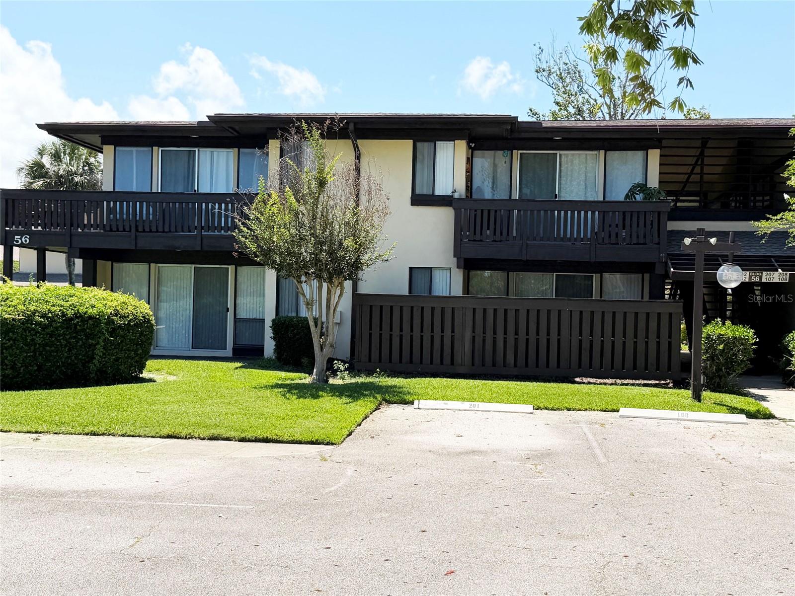 2 bedroom/2 bathroom end unit on ground floor with views of the saltwater canal. Located in the desired area of Palm Harbor across from the Palm Harbor Golf Course and close to shopping, banking, medical, dental and just minutes to the beach. You owe it to yourself to take a peek at this one.