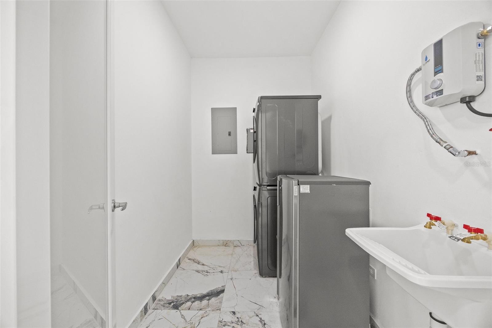 URB. VILLA ALEMERIA - Residential