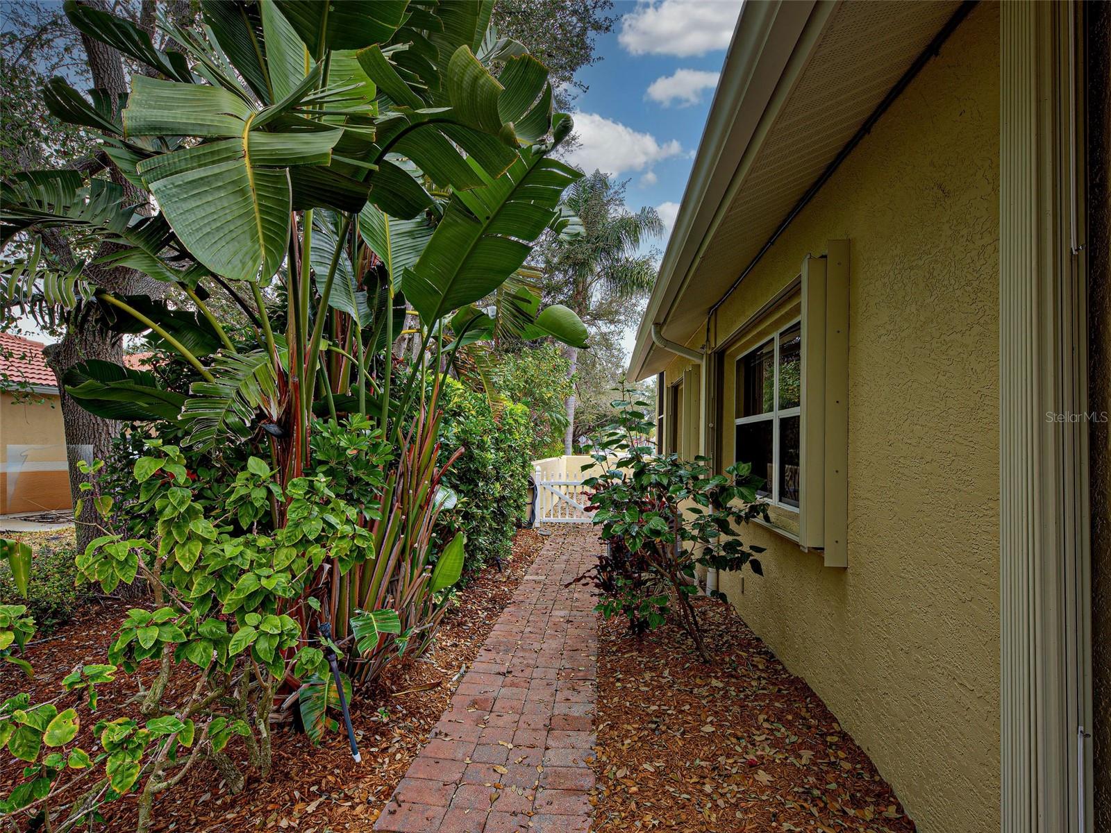 VISTA DEL LAGO - Residential