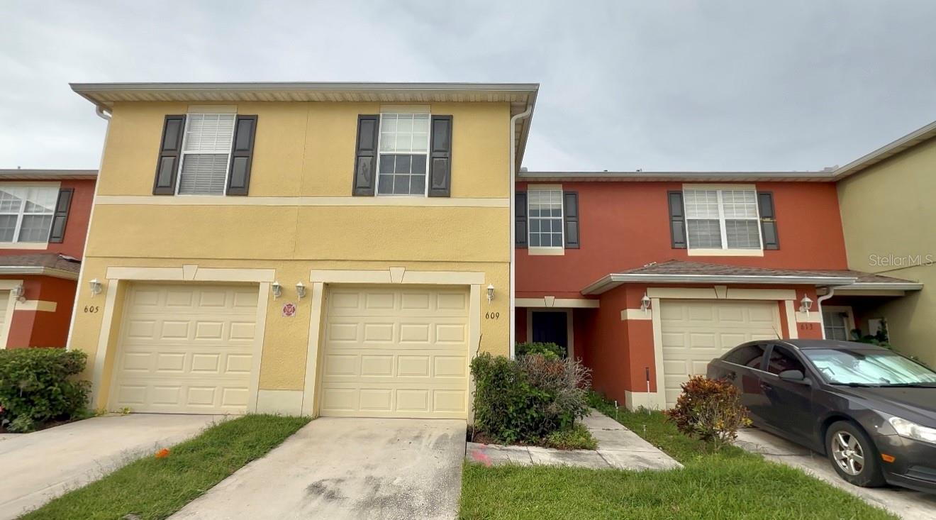 Great Location conveniently located close to shopping, 417, airport, theme parks, restaurants, schools, and more! This spacious townhouse features 3 bed 2.5 bathrooms, open floor plan, indoor laundry with washer and dryer, stainless steel appliance, and  one car garage. Water is included in Rent!