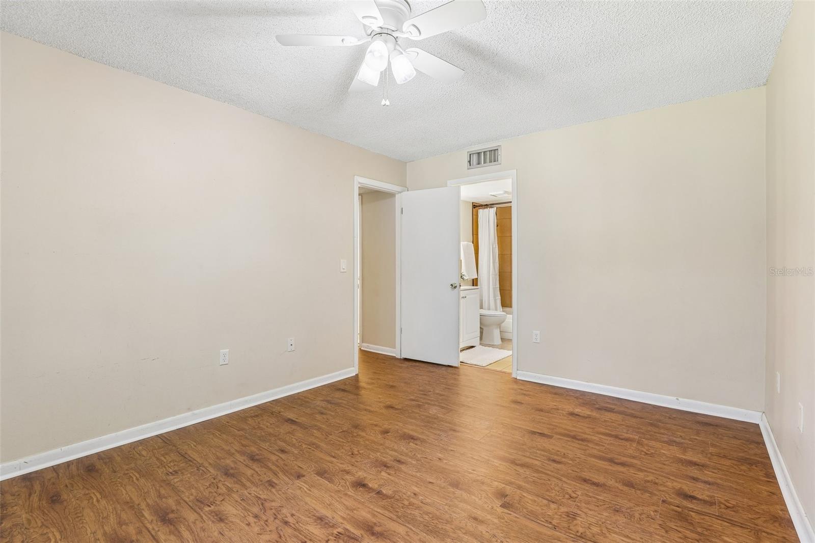WIMBLEDON PARK CONDO 01 - Residential