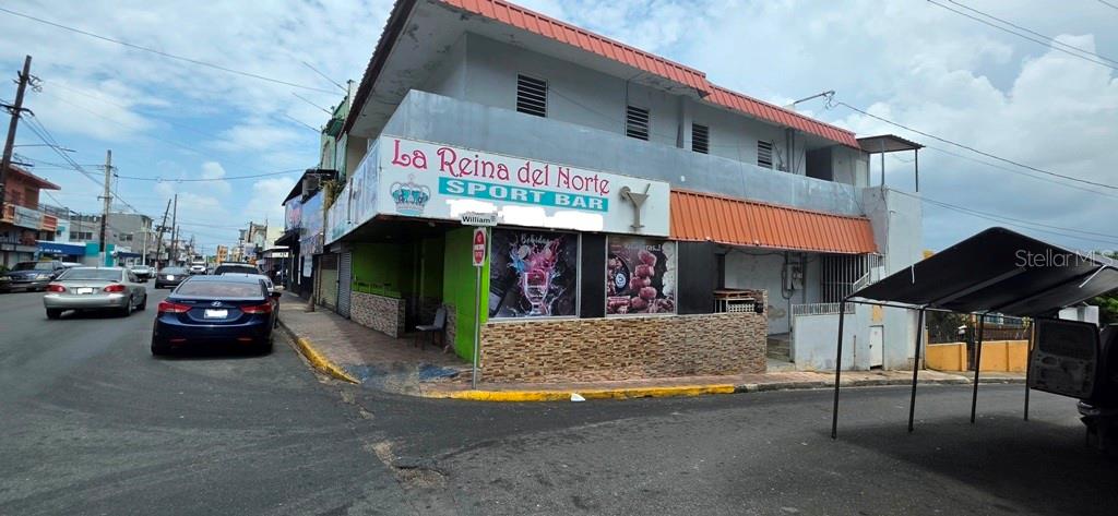 Excellent Investment Opportunity in San Juan! 2212 Ave. Borinquen & William St., Bo. Obrero, San Juan, PR

Mixed-use commercial corner property, ideal for investors looking to generate income through both commercial and residential spaces.

Features:
3,253 sq. ft. of construction
179.09 m² lot
ZU-G3 zoning
Spacious commercial unit on the first floor with 3 bathrooms
Second floor with 3 apartments, each with 1 bathroom:
• 3-bedroom apartment with living room, dining room, kitchen, and balcony
• 2-bedroom apartment with living room, dining room, kitchen, and balcony
• 1-bedroom apartment with living room, dining room, and kitchen

The ZU-G3 zoning offers excellent potential for multiple uses, making this a strong investment opportunity in a strategic location in San Juan.

Schedule your showing and discover this outstanding property!