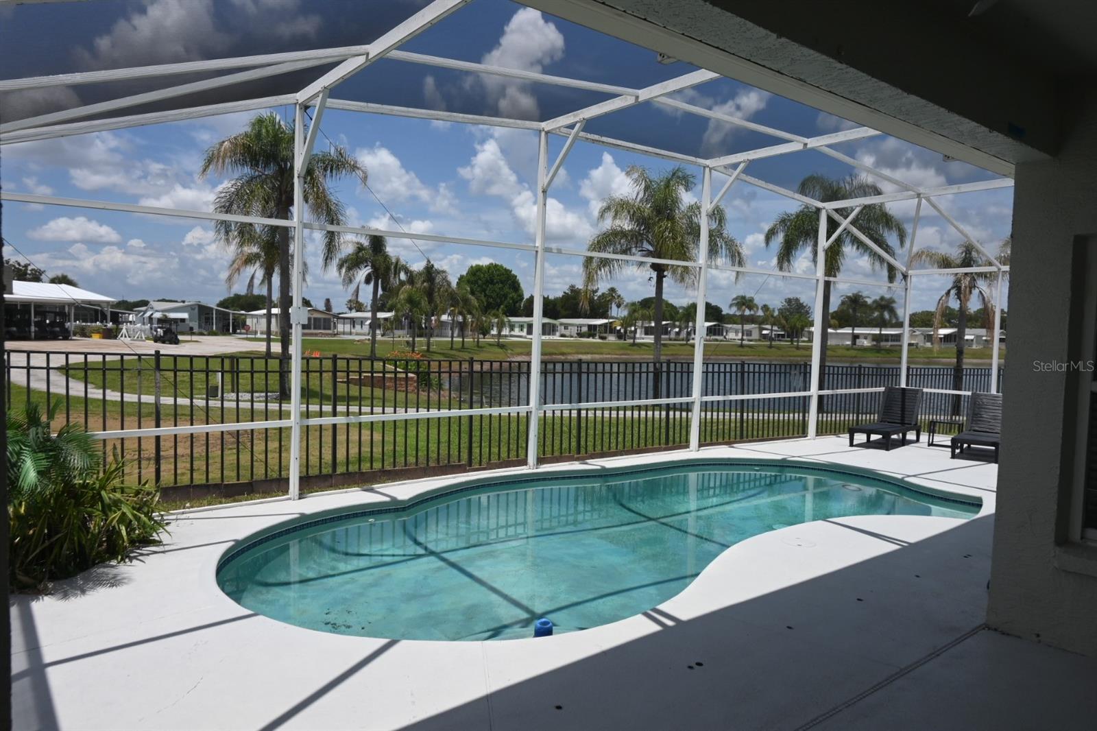 Fully furnished / All wood floors / Pool / Golf course / Lake