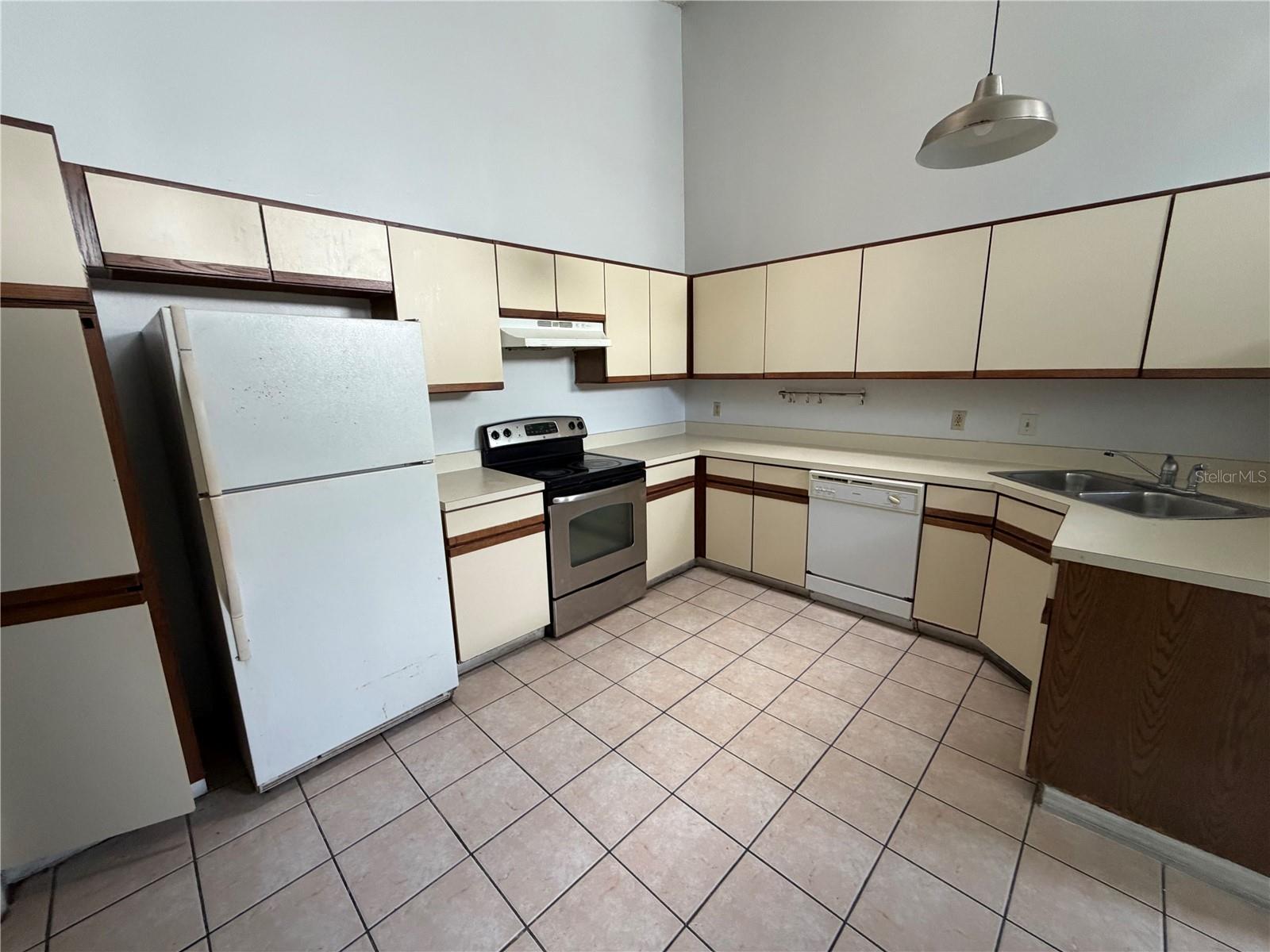 BVL LAKEPOINTE TWNHMS - Residential Lease