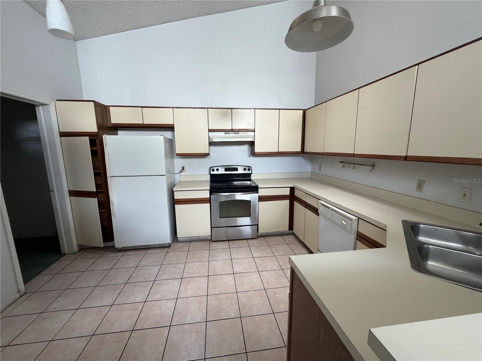 BVL LAKEPOINTE TWNHMS - Residential Lease