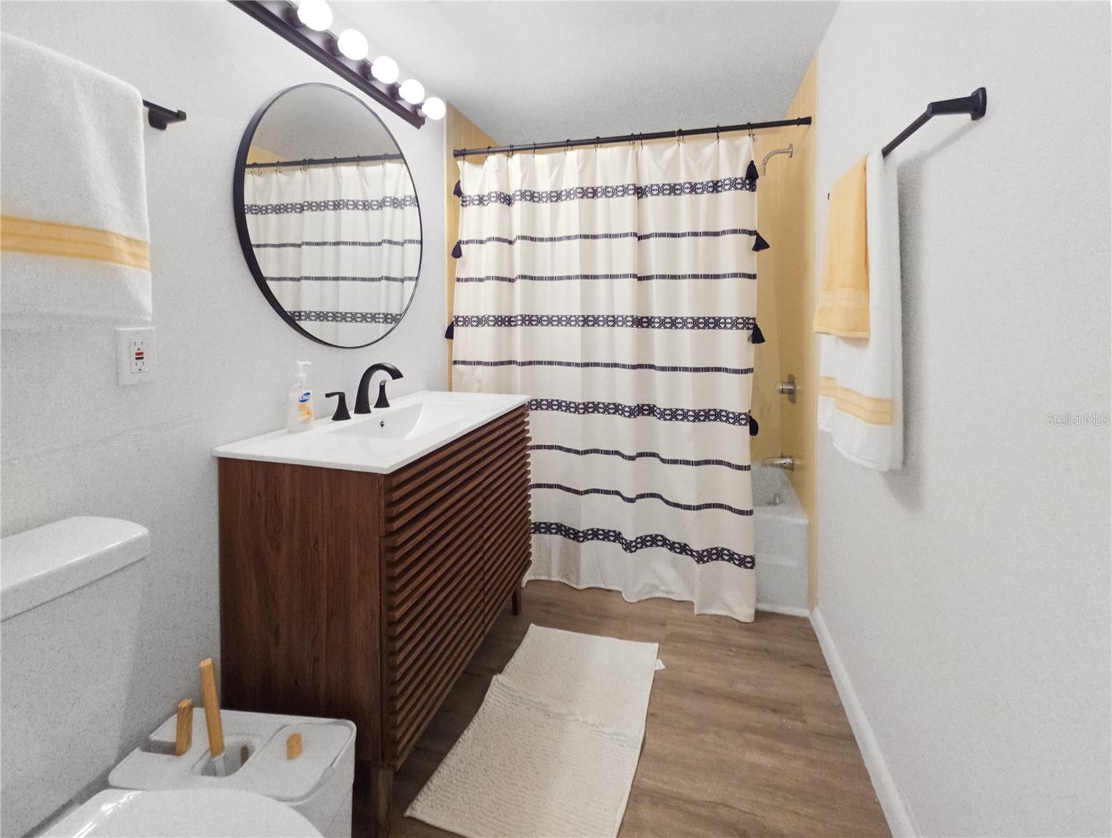 LAKES VILAGE WEST - Residential