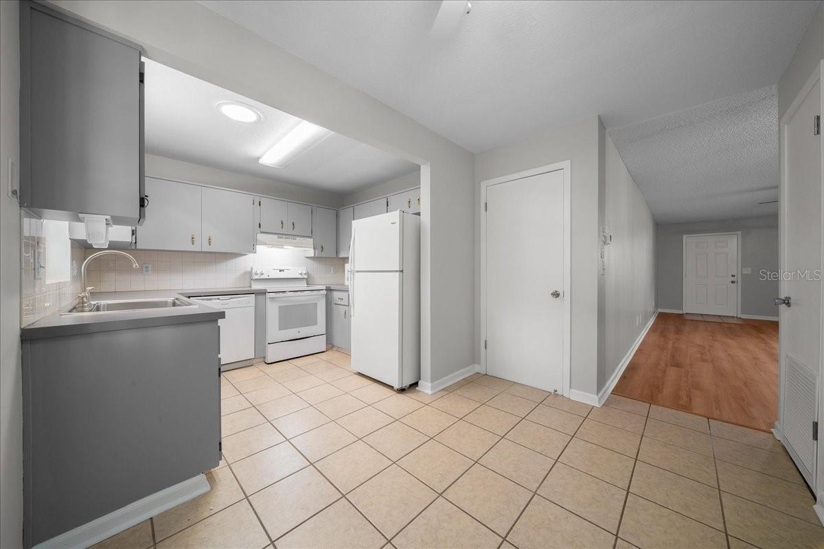 CIRCLE SQUARE WOODS - Residential