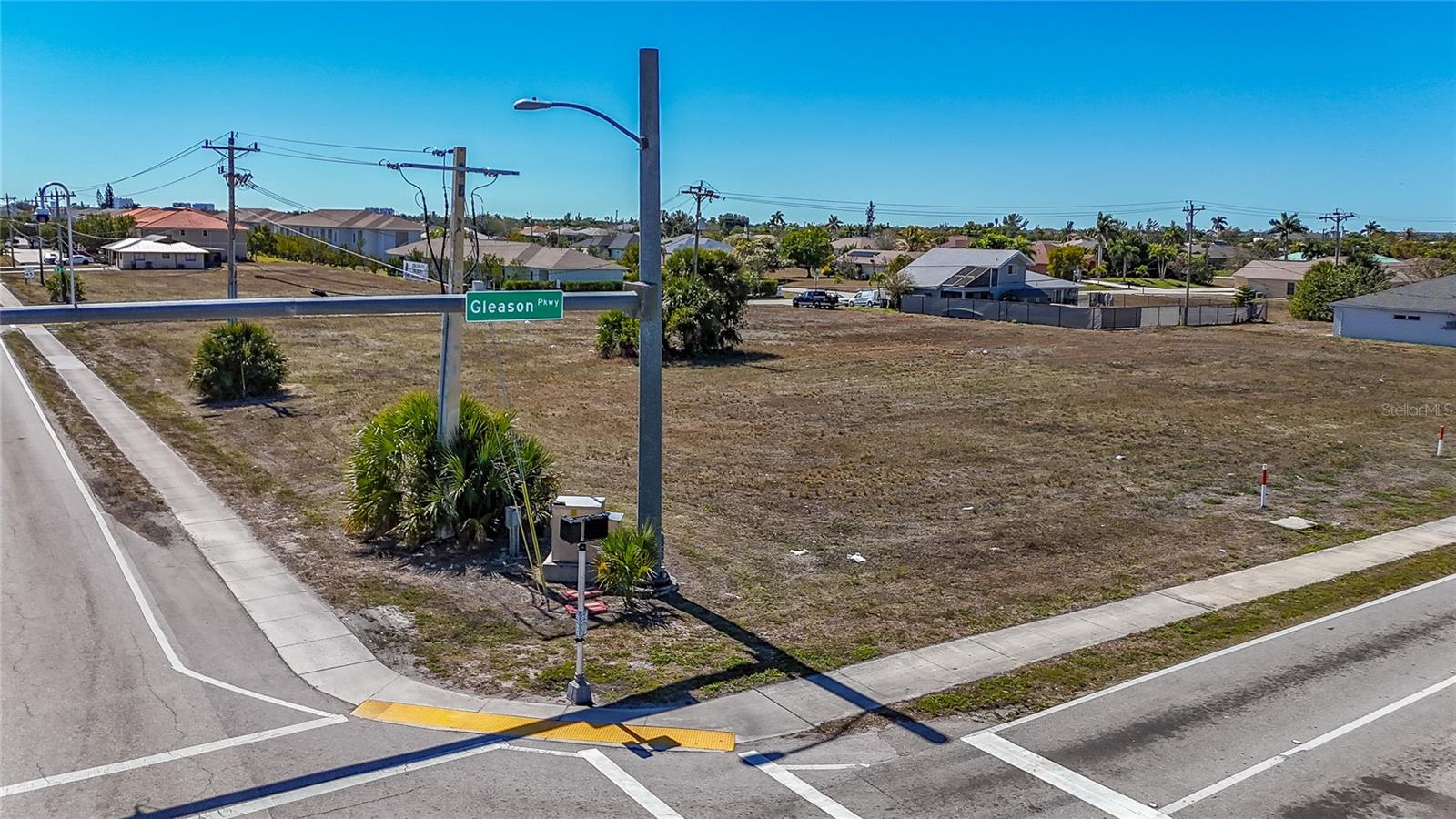 CAPE CORAL - Land