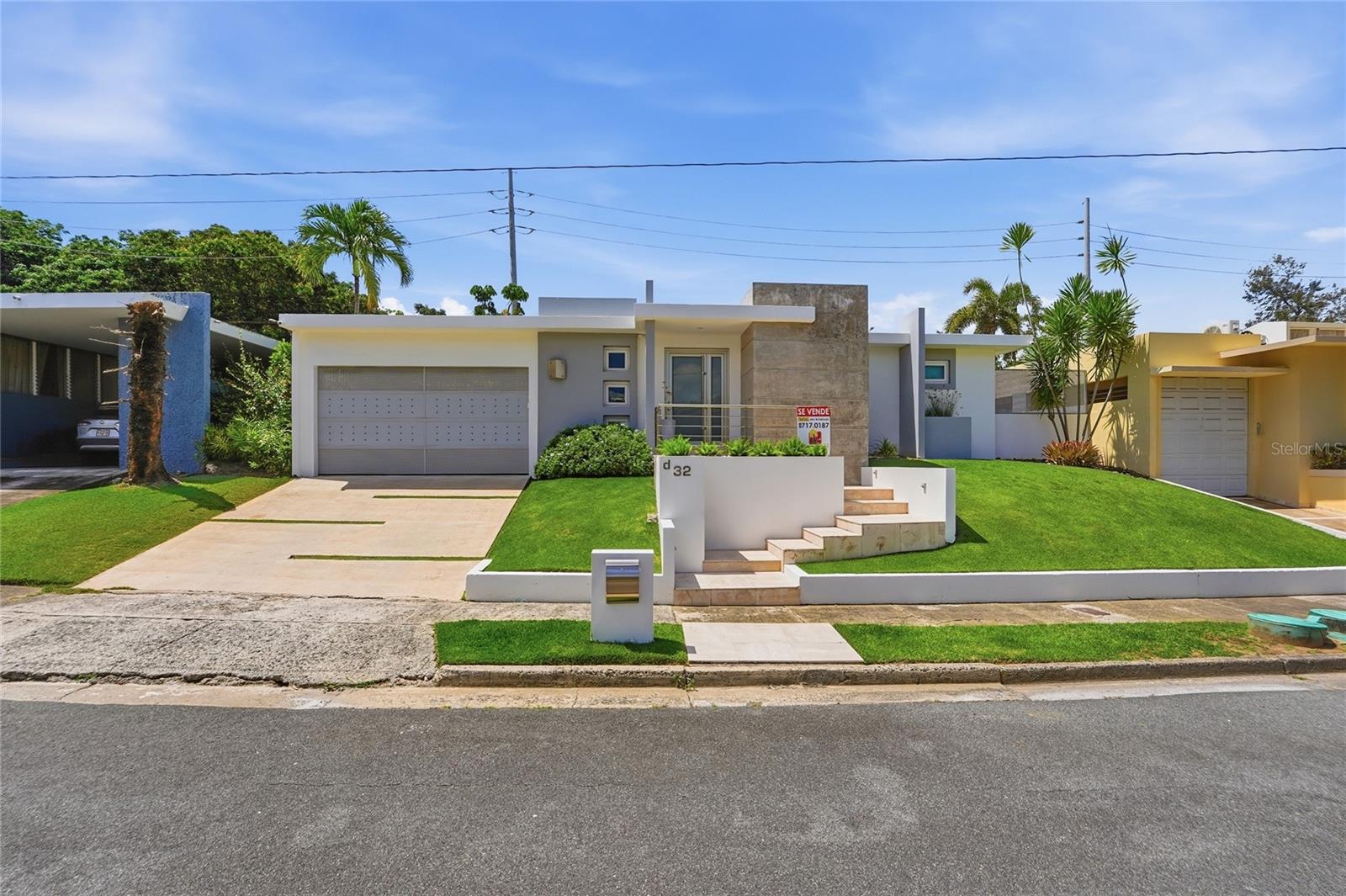 Ubicada en Villa Caparra Extension en Guaynabo, esta propiedad terrera completamente remodelada representa una combinación poco común de ubicación estratégica, condición y funcionalidad dentro del mercado actual.

La residencia cuenta con 3 dormitorios y 2.5 baños, diseñada con una distribución eficiente que integra espacios interiores y exteriores de manera fluida. Incluye terraza, piscina privada y área de BBQ, creando un entorno ideal tanto para entretenimiento como para uso residencial diario.

Se encuentra en condiciones “move-in ready”, sin necesidad de mejoras adicionales. La propiedad está equipada con sistema de energía solar con baterías (a ser asumido  el comprador) y generador eléctrico interconectado que se activa automáticamente como respaldo, ofreciendo redundancia energética—un componente clave en este segmento.

En términos de ubicación, ofrece conectividad directa a las principales vías del área metro, incluyendo PR-22, Avenida Roosevelt, Martínez Nadal y Carretera #2, facilitando movilidad eficiente incluso en horas pico o ante eventualidades en tránsito. Adicionalmente, se encuentra a distancia caminable de San Patricio Plaza, ampliando el acceso a comercios, servicios y amenidades.

Como valor adicional, la propiedad colinda en su perímetro con Fort Buchanan, lo que contribuye a un entorno con mayor control y seguridad percibida.

Las ventanas y puertas han sido diseñadas para minimizar significativamente el ruido exterior, además de haber demostrado resistencia en eventos atmosféricos mayores.

Dentro de este rango de precio, es poco común encontrar una propiedad que combine de forma efectiva ubicación, condición estructural, sistemas energéticos redundantes y amenidades en un solo activo.