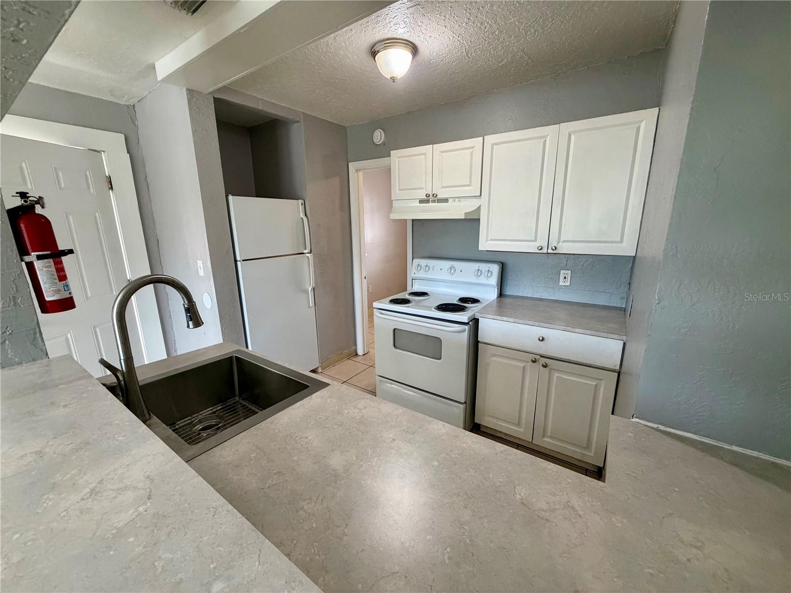 DISTRICT FLA CORP SUB 1 - Residential Lease