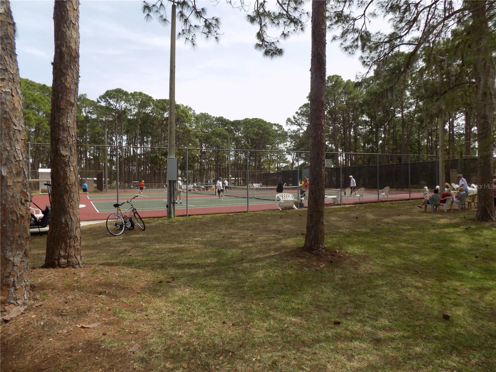 HOLIDAY PARK - Land