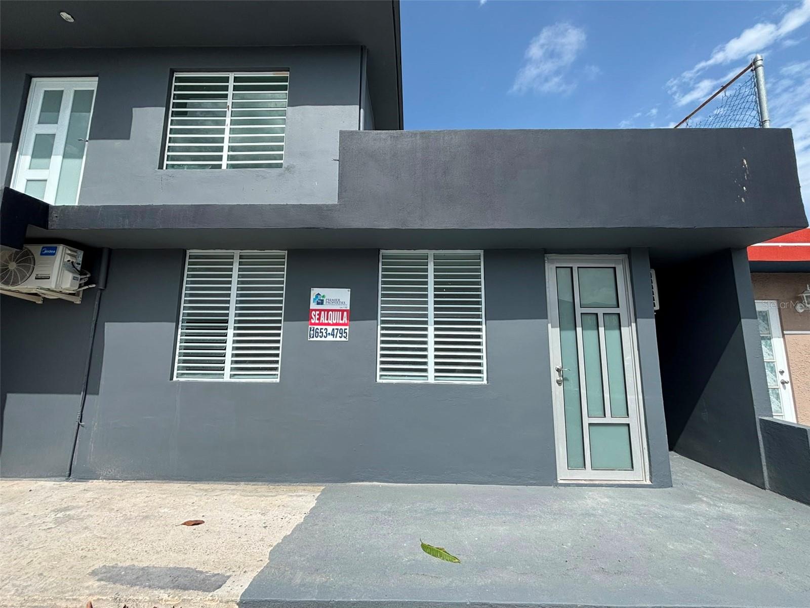 Fully renovated apartment located on Calle 18 in Sabana Gardens. It features 3 bedrooms, 1 bathroom, a living and dining area, kitchen, 3 air conditioning units, and 1 assigned parking space. The property is conveniently located right behind the Sabana Gardens Community Center, with immediate access to the baseball field, soccer and basketball courts, and other recreational facilities within the community.