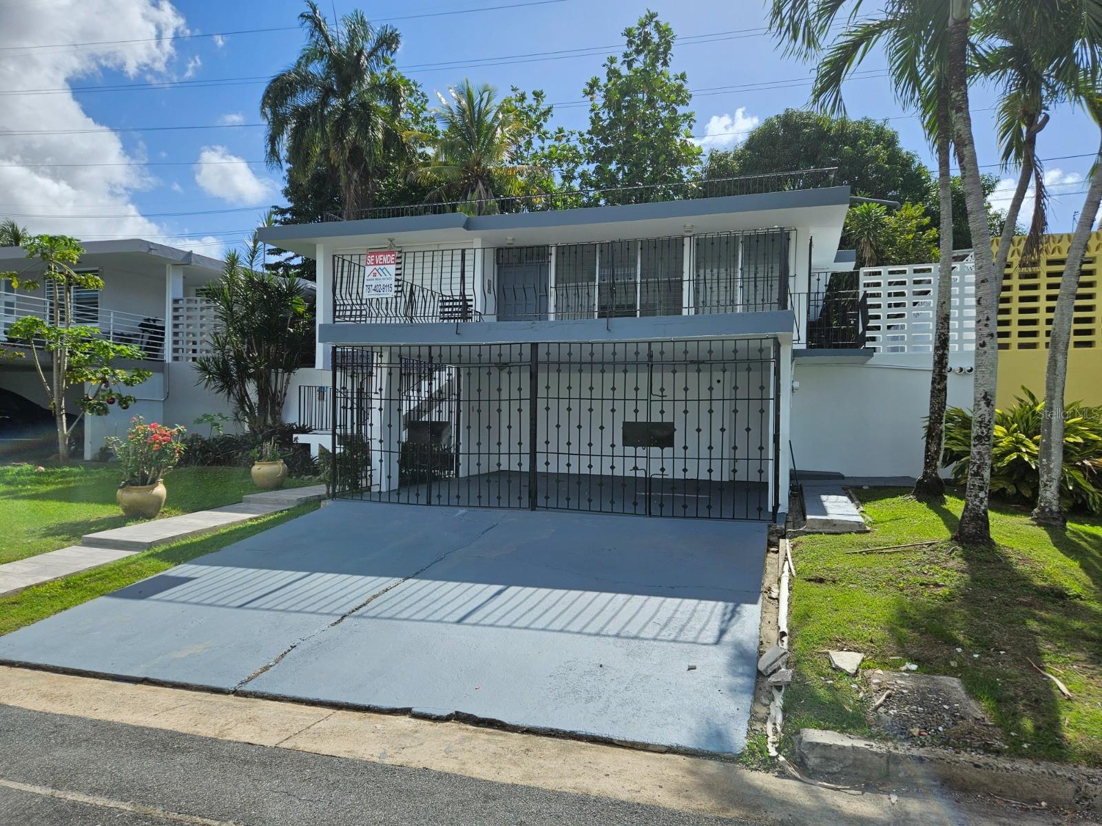 Urb. Alto Apolo  | Guaynabo
A spacious three-level residence designed for family comfort and ample living space, situated on a 405 m² lot within a well-located, gated community.

First level: Double carport.

Second level: Includes 3 bedrooms, 2 bathrooms, a living room, dining room, kitchen, laundry area, a large L-shaped family room, and an open terrace—perfect for family enjoyment.

Third level: Features 3 additional bedrooms, 1 bathroom, a spacious family room, and another open terrace with excellent ventilation.

The neighborhood offers controlled access via remote opener and a Tele-Entry system, ensuring peace of mind and security for residents.
Its prime location provides easy access to shopping centers, hospitals, schools, churches, restaurants, and major thoroughfares in Guaynabo.