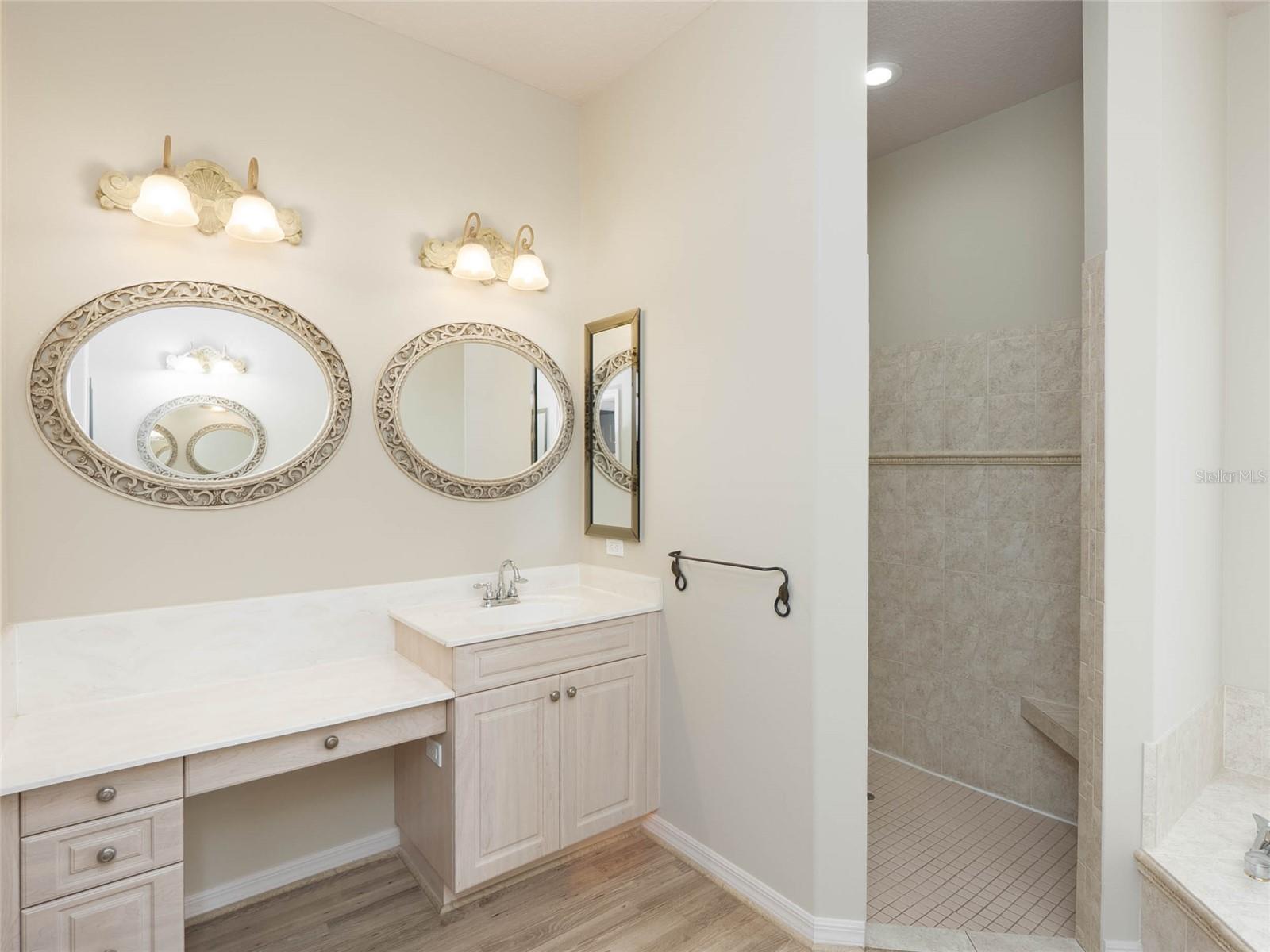 PELICAN POINTE GOLF & COUNTRY CLUB - Residential