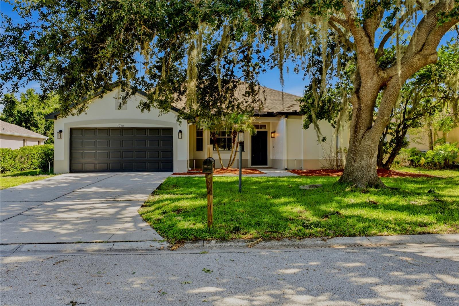 Beautifully updated 3-bedroom, 2-bath pool home in the desirable Walden Lake community! This move-in-ready home features new luxury vinyl plank flooring, remodeled bathrooms, fresh interior and exterior paint, a new water heater, and a freshly painted pool and pool deck. The kitchen is equipped with a reverse osmosis water filtration system, providing clean, great-tasting drinking water. Enjoy Florida living in your private backyard with a sparkling saltwater pool, perfect for entertaining or relaxing year-round.
Walden Lake offers an exceptional lifestyle with access to a community lake, fishing dock, boat ramp, two parks, sports fields, and miles of scenic walking and biking trails. Conveniently located near shopping, dining, medical facilities, and major highways for an easy commute to Tampa, Lakeland, and Orlando.
Don't miss the opportunity to own this beautifully updated home in one of Plant City's most established and sought-after communities!