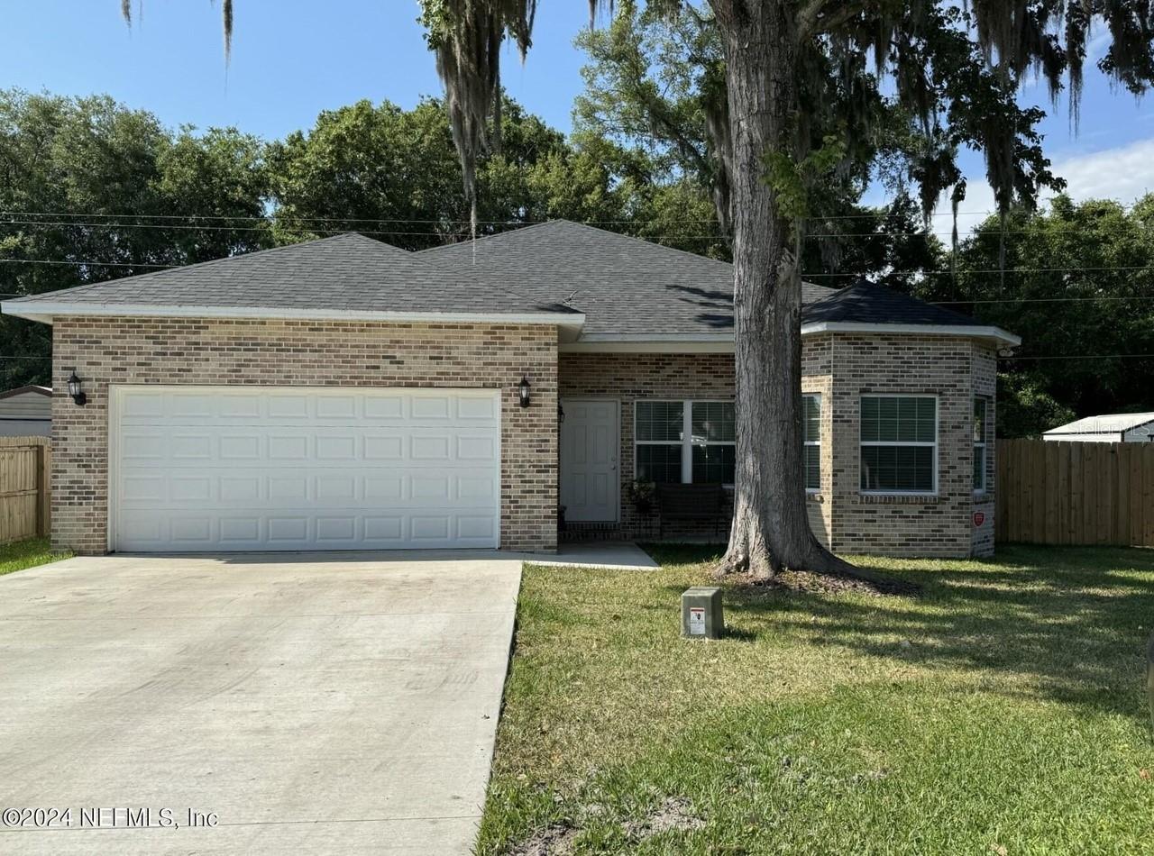 Welcome to this beautiful newer home in Palatka, located in Putnam County. Built in 2023, this well-maintained property offers 3 bedrooms, 2 bathrooms, and an open-concept living space. Enjoy vaulted ceilings, a modern kitchen, spacious primary suite with walk-in closets, and a 2-car garage—perfect for comfortable and convenient Florida living.