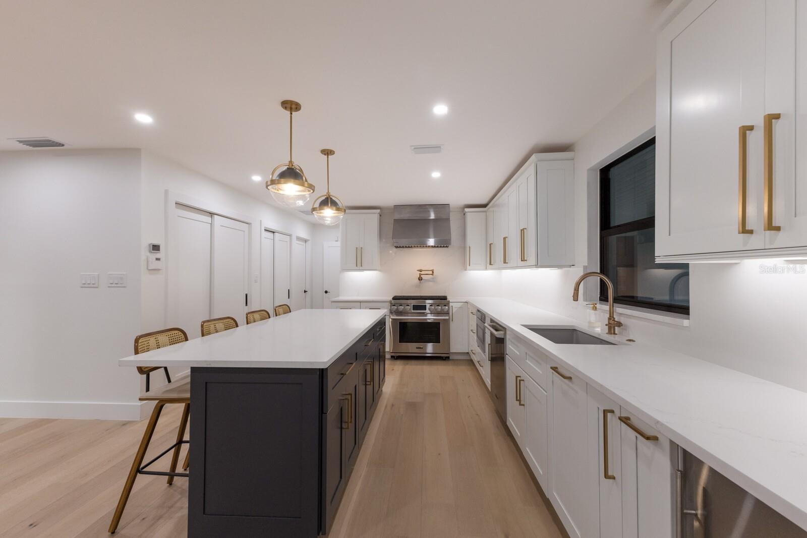 COUNTRY CLUB SHORES - Residential