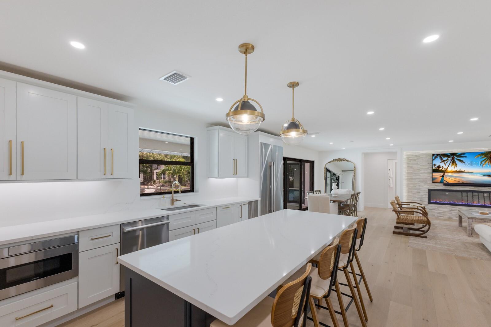 COUNTRY CLUB SHORES - Residential