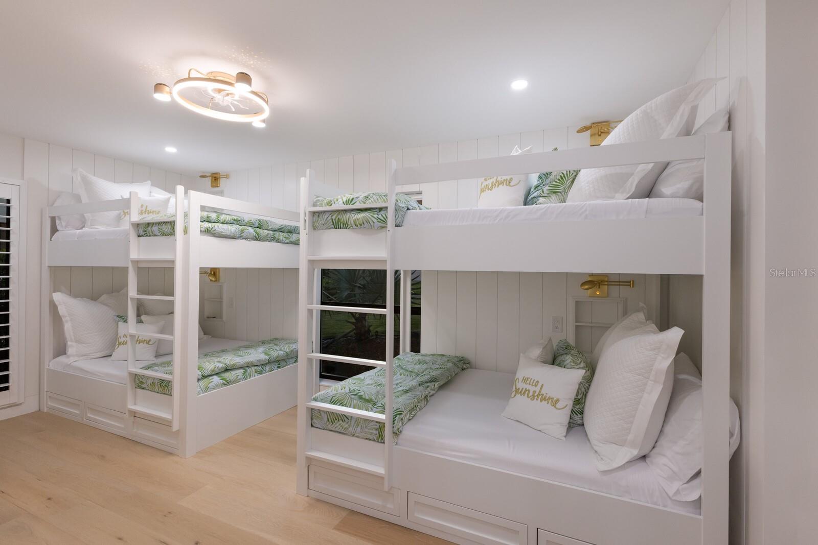 COUNTRY CLUB SHORES - Residential