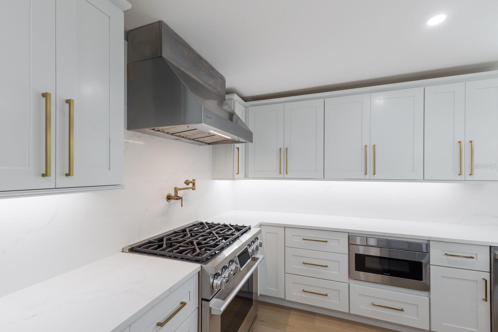 COUNTRY CLUB SHORES - Residential