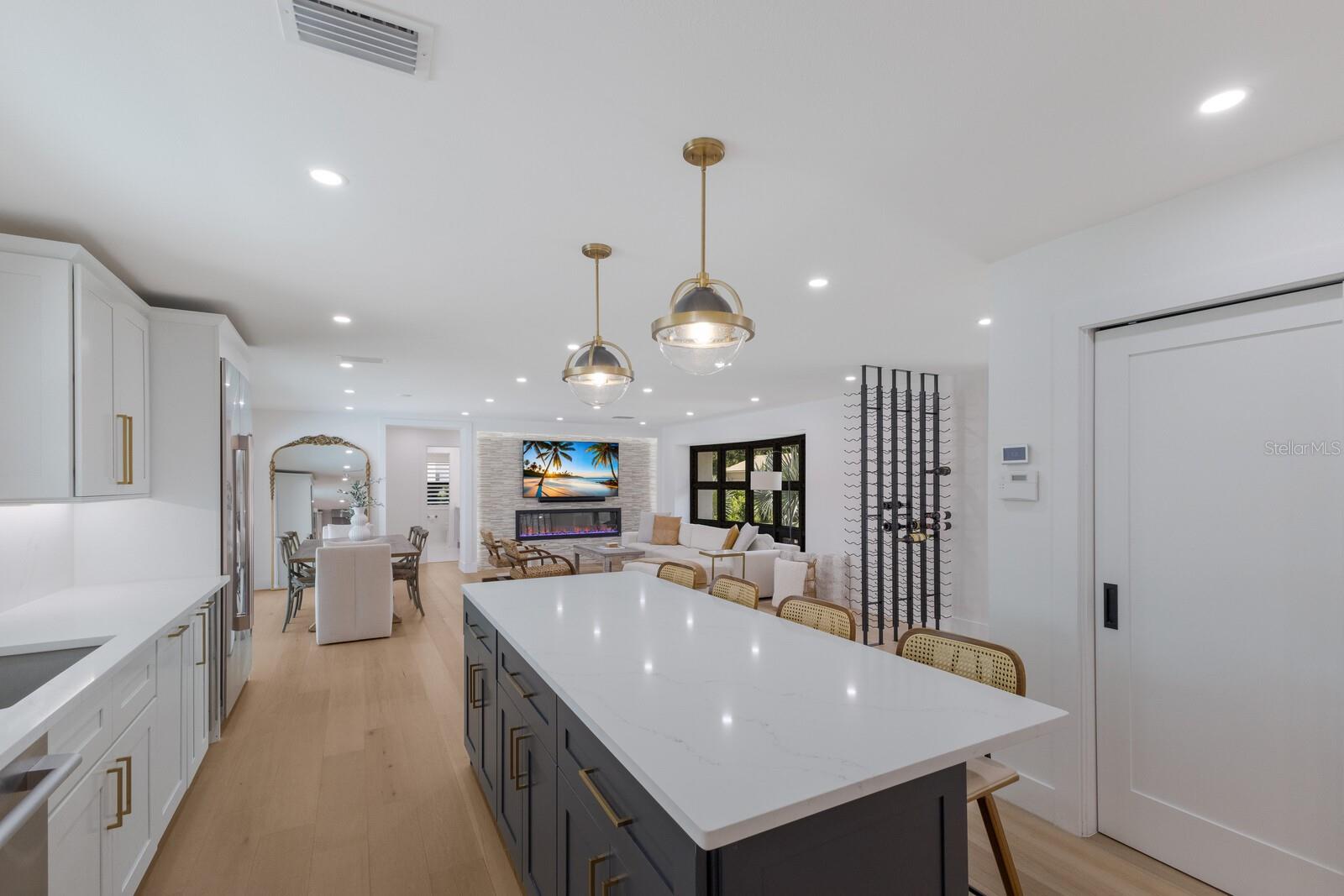 COUNTRY CLUB SHORES - Residential