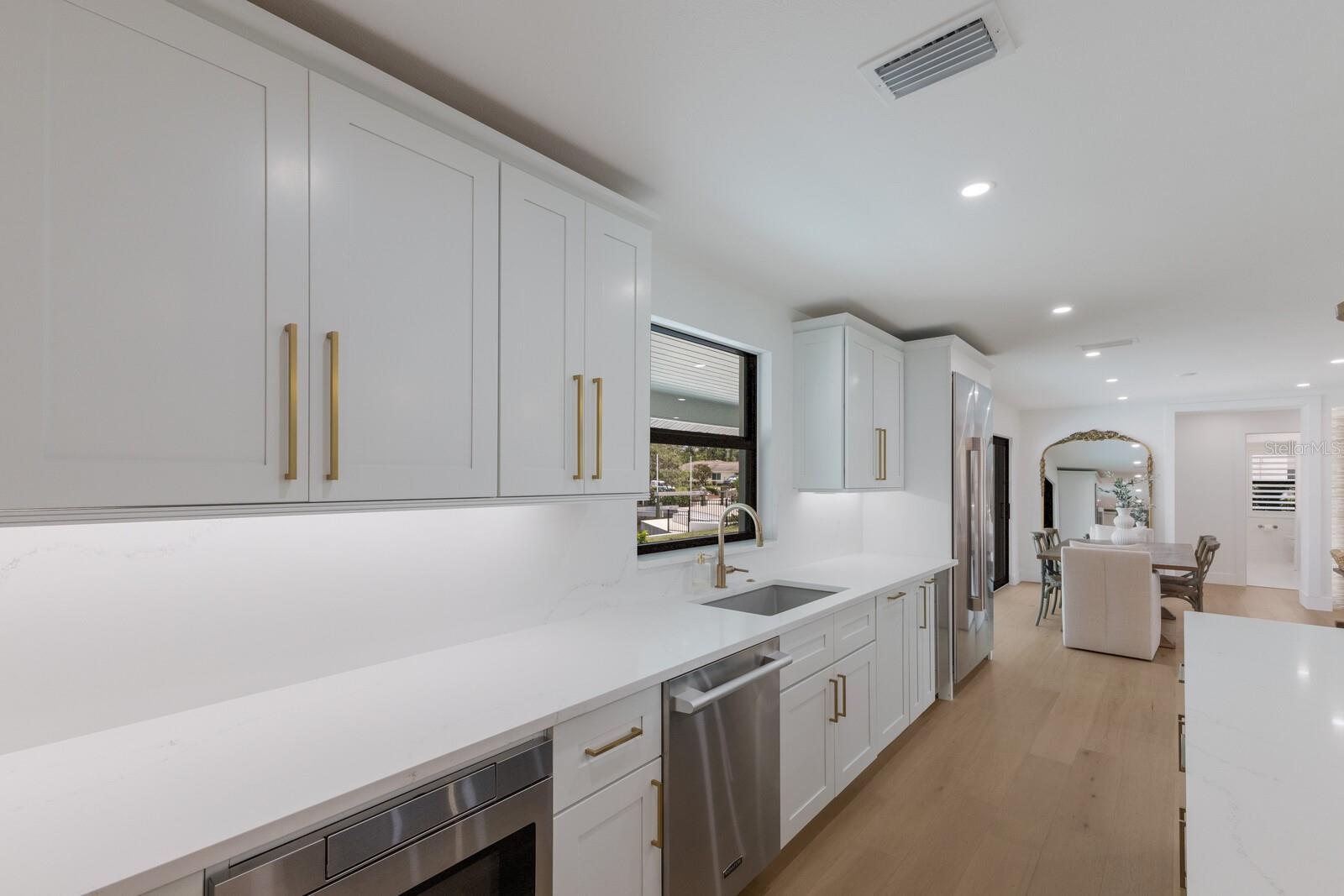 COUNTRY CLUB SHORES - Residential
