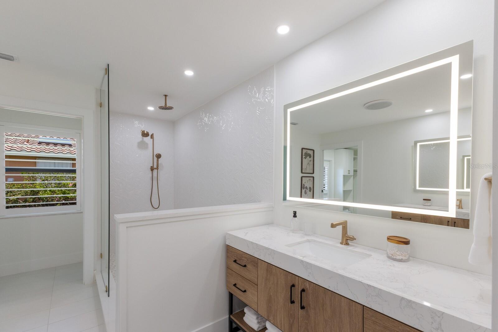 COUNTRY CLUB SHORES - Residential