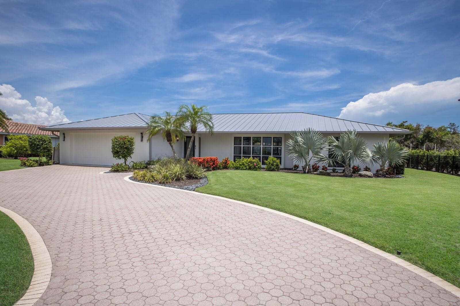 COUNTRY CLUB SHORES - Residential
