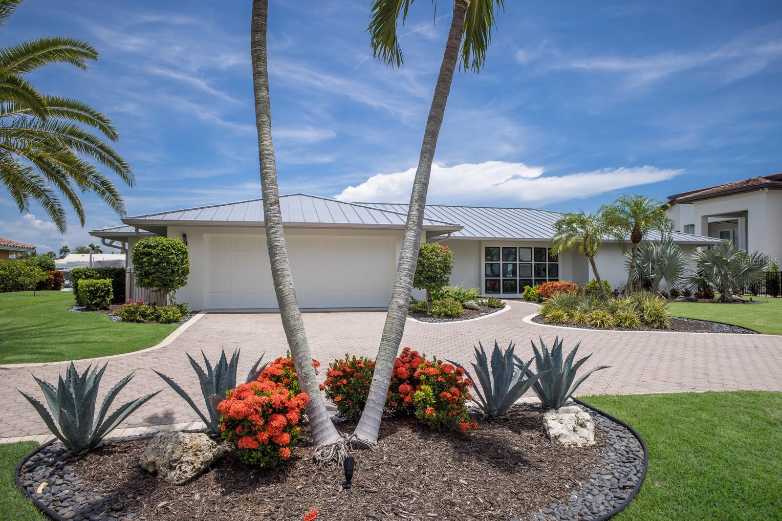 COUNTRY CLUB SHORES - Residential