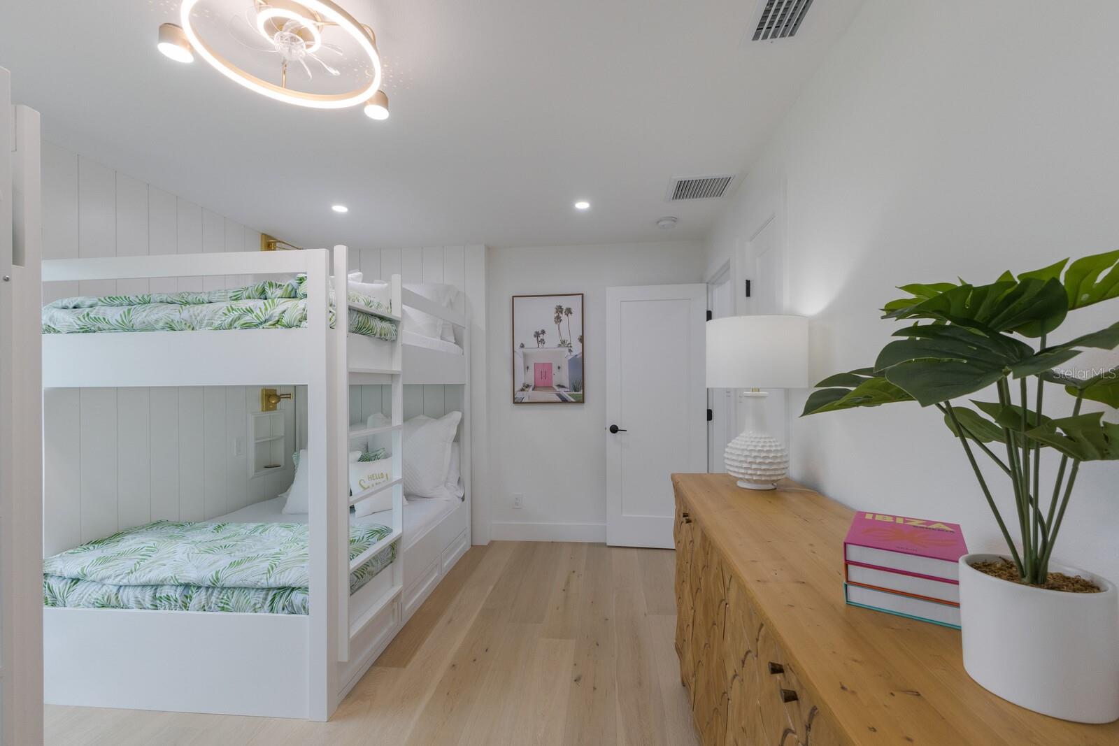 COUNTRY CLUB SHORES - Residential