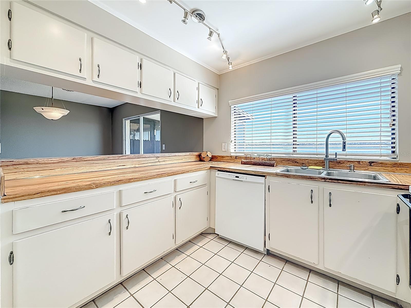 TOWNHOMES OF LAKE SEMINOLE - Residential