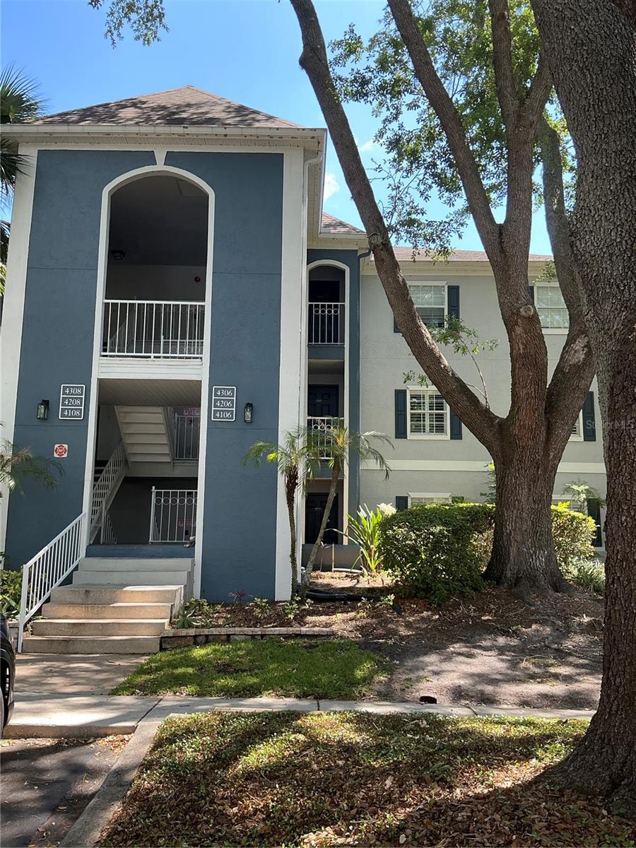 Large 2 bed 2 1/2 bath 3 story condo convenient to everything