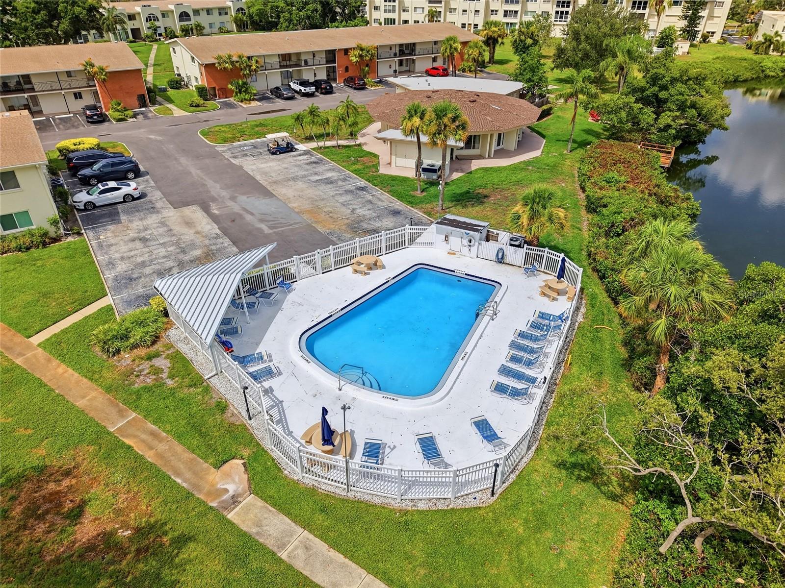 LAKE OVERLOOK APTS - Residential
