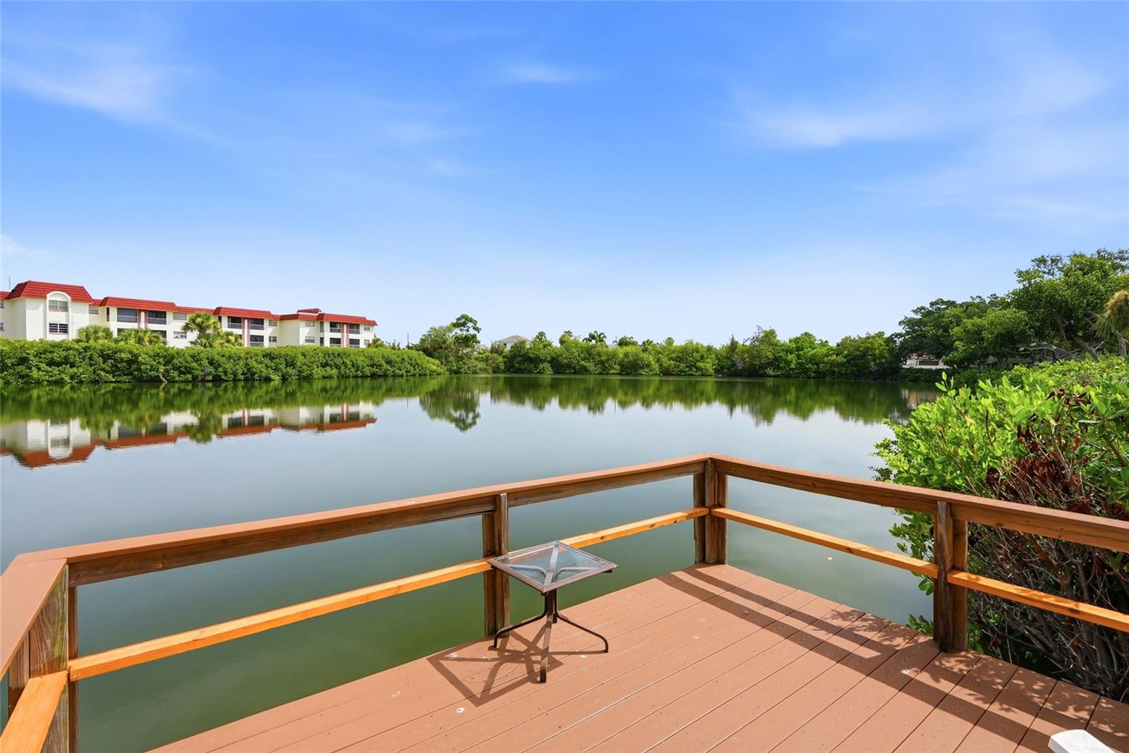 LAKE OVERLOOK APTS - Residential