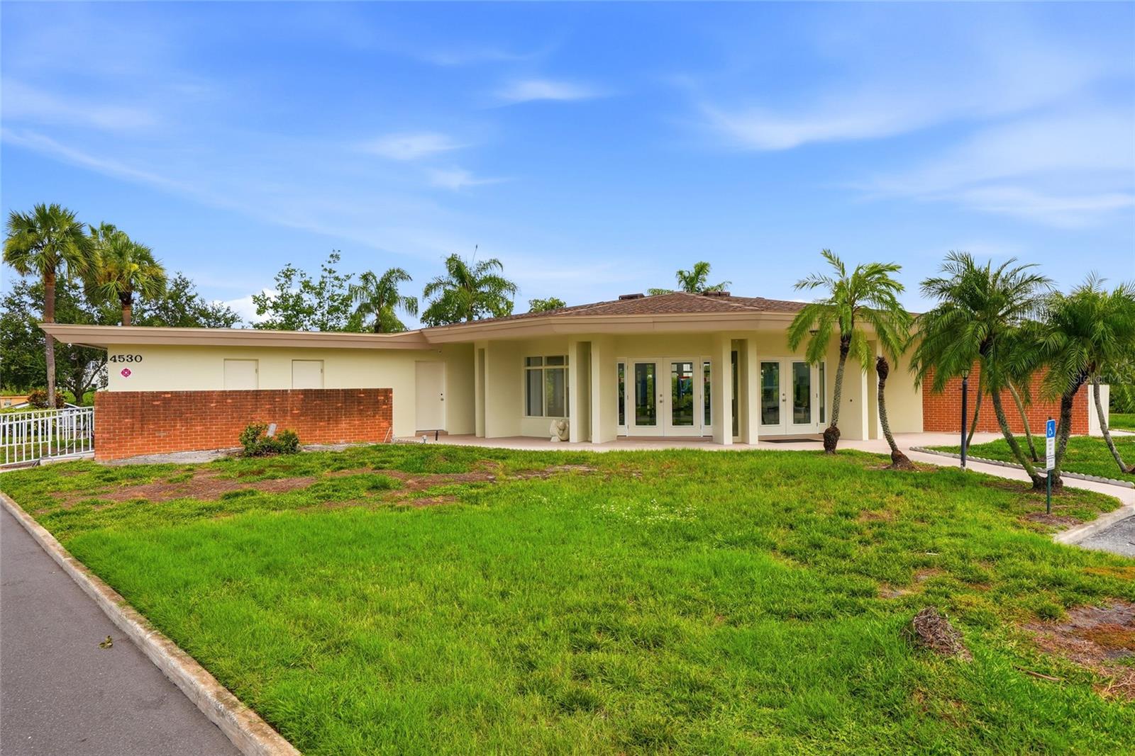 LAKE OVERLOOK APTS - Residential